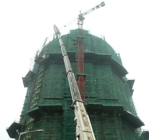 勐腊吊车在工地上作业
